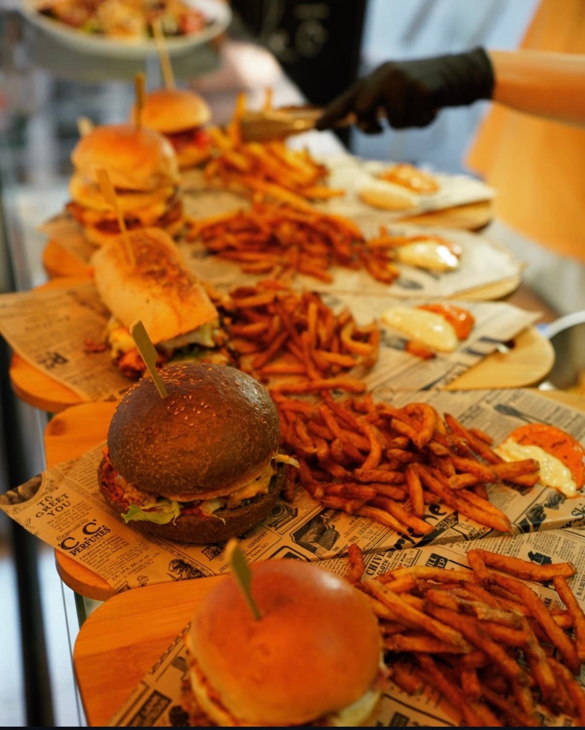 Burgers et frites servis chez Novo Burger